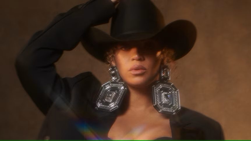 Beyoncé's Country Album Cover Criticized by Azealia Banks and Erykah Badu: 'White Woman Cosplay' Fueling Controversy and False Patriotism